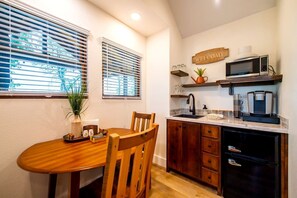 Private kitchen - Charming Treehouse for Two Near Magnolia, Texas (Elm Mott)