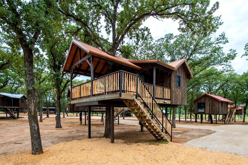 Charming Treehouse for Two Near Magnolia, Texas