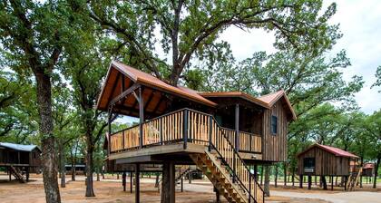 Charming Treehouse for Two Near Magnolia, Texas