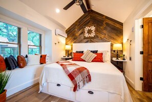 Room - Charming Treehouse for Two Near Magnolia, Texas (Elm Mott)