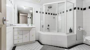Apartment | Bathroom | Towels