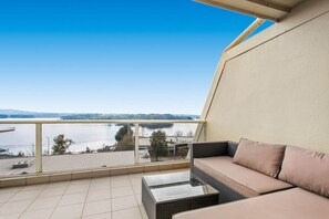 Apartment | Balcony - 2-bed Unit With Balcony, BBQ & Stunning Lake Views (Canberra)