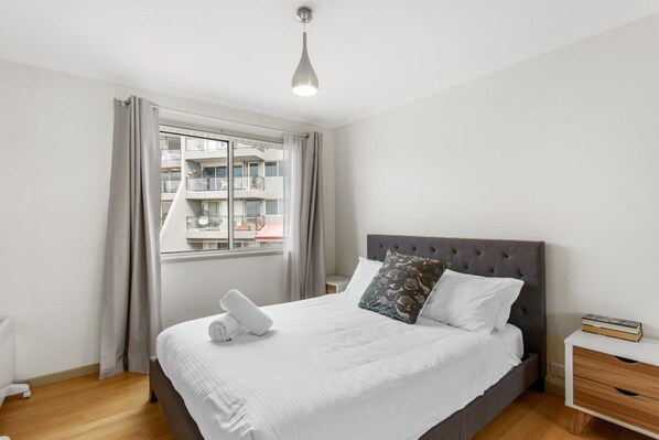 Apartment | 2 bedrooms, iron/ironing board, bed sheets - 2-bed Unit With Balcony, BBQ & Stunning Lake Views (Canberra)