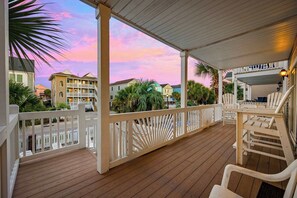 Terrace/patio - Beach Ball (Pool, Decks & Walk to Surfside Pier) (Surfside Beach)
