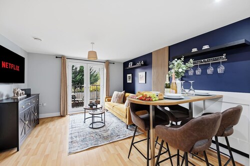 Elegant 2-Bed • Balcony • Great Location • SkyTV • Free Parking • Self-Check-In