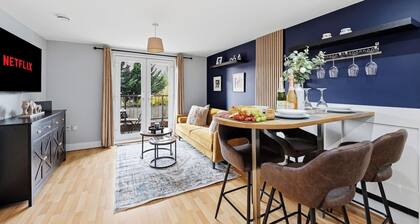 Elegant 2-Bed • Balcony • Great Location • SkyTV • Free Parking • Self-Check-In