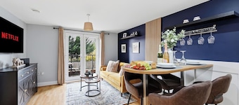 Elegant 2-Bed • Balcony • Great Location • SkyTV • Free Parking • Self-Check-In