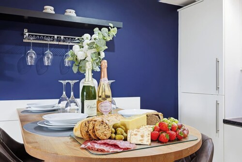 Elegant 2-Bed • Balcony • Great Location • SkyTV • Free Parking • Self-Check-In