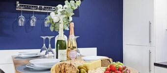 Elegant 2-Bed • Balcony • Great Location • SkyTV • Free Parking • Self-Check-In