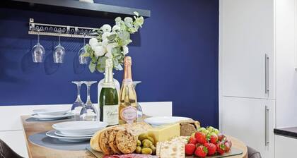 Elegant 2-Bed âą Balcony âą Great Location âą SkyTV âą Free Parking âą Self-Check-In