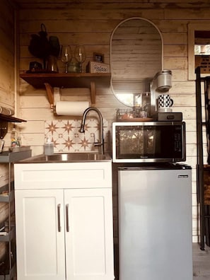 Refrigerador, microondas y cafetera y tetera 