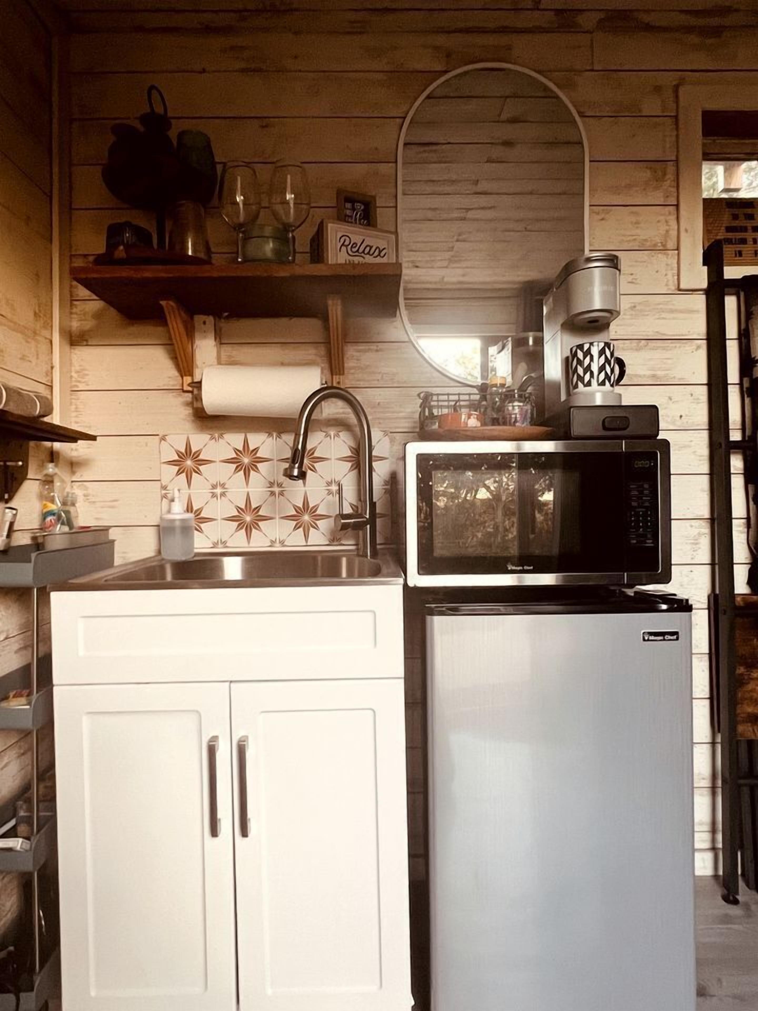Wasserkocher mit Kaffee-/Teezubehör, Kühlschrank, Mikrowelle