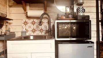 Wasserkocher mit Kaffee-/Teezubehör, Kühlschrank, Mikrowelle