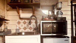 Private kitchen - Cool Container by Canyon Lake Perfect For Relaxation Near Guadalupe River and Austin, Texas (Canyon Lake)