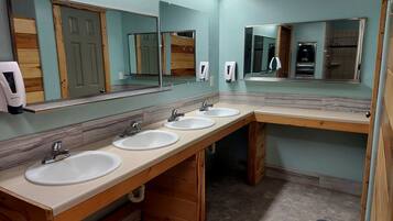 Serviettes fournies, savon, shampoing, papier toilette