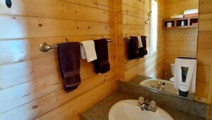 Toallas, jabón, shampoo, papel de baño 