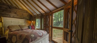 Creekside Secluded Yurt with Jacuzzi in Topton, North Carolina