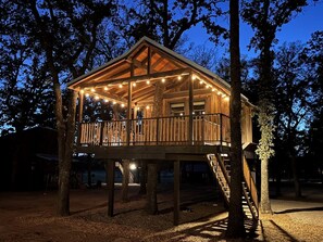 Exterior - Lovely Treehouse Glamping Spot Near Magnolia and Baylor, Texas (Elm Mott)