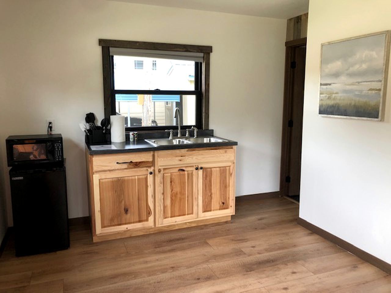 Coffee/tea maker, fridge