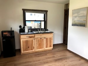 Kühlschrank, Wasserkocher mit Kaffee-/Teezubehör