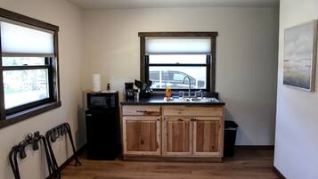 Coffee/tea maker, fridge