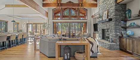 Télévision, cheminée, table de tennis de table