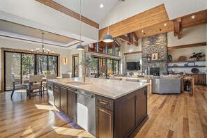 Interior - Meadowood Retreat with Access to Exclusive Golf (Sunriver)