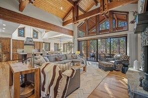 TV, fireplace, table tennis - Meadowood Retreat with Access to Exclusive Golf (Sunriver)