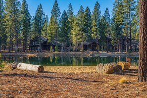 Property grounds - Meadowood Retreat with Access to Exclusive Golf (Sunriver)