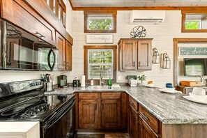 Refrigerador, microondas, parrilla de estufa y cafetera y tetera 