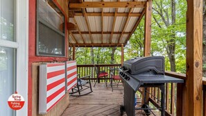 Outdoor dining - Picturesque Cabin with Fire Pit in Miami, Oklahoma (Miami)