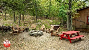 Outdoor dining - Picturesque Cabin with Fire Pit in Miami, Oklahoma (Miami)