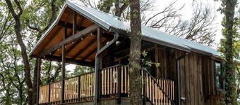 Charming Treehouse for Glamping Trips near Magnolia, Texas