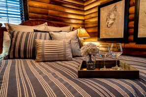 2 bedrooms, WiFi, bed sheets - Cozy Lakefront Cabin with Private Boat Dock and Spacious Porch in Topton, North Carolina (Topton)