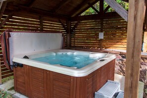 Outdoor spa tub - Cozy Lakefront Cabin with Private Boat Dock and Spacious Porch in Topton, North Carolina (Topton)