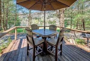 Outdoor dining - Cozy Lakefront Cabin with Private Boat Dock and Spacious Porch in Topton, North Carolina (Topton)