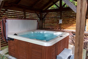 Outdoor spa tub - Cozy Lakefront Cabin with Private Boat Dock and Spacious Porch in Topton, North Carolina (Topton)