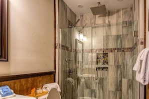 Hair dryer, towels, soap, shampoo - Cozy Lakefront Cabin with Private Boat Dock and Spacious Porch in Topton, North Carolina (Topton)