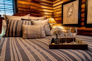 Room - Cozy Lakefront Cabin with Private Boat Dock and Spacious Porch in Topton, North Carolina (Topton)