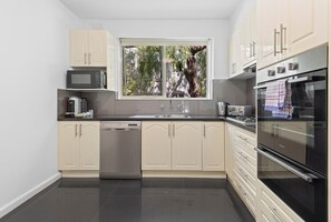 Private kitchen - Charming Inner-city Stay- Space, Style & Location (Melbourne)