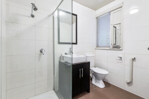 Apartment | Bathroom - Charming 2-bed Apartment With Fireplace & Parking (Melbourne)