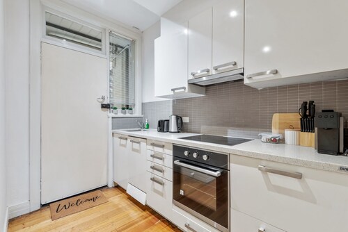 Charming 2-bed Apartment With Fireplace & Parking