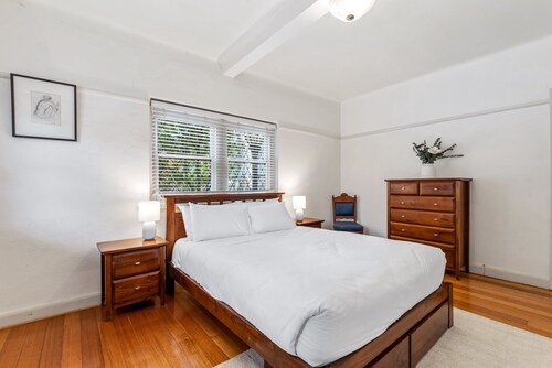 Charming 2-bed Apartment With Fireplace & Parking