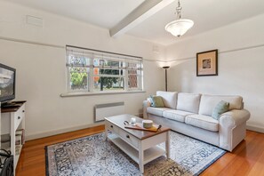 Apartment | Living room | Fireplace - Charming 2-bed Apartment With Fireplace & Parking (Melbourne)