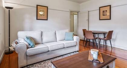 Charming 2-bed Apartment With Fireplace & Parking