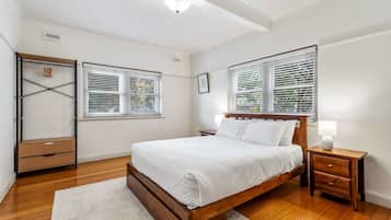 Apartment | 2 bedrooms, iron/ironing board, bed sheets