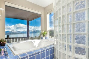 Een bubbelbad, een haardroger, handdoeken, zeep