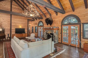 Smart TV, fireplace - Timber & Horn- Hot Tub (Camp Connell)