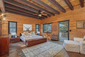 3 bedrooms, desk, WiFi, bed sheets - Timber & Horn- Hot Tub (Camp Connell)