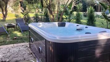 Bañera de hidromasaje exterior